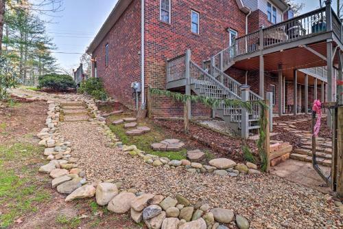 Private Hendersonville Hideaway With Firepit!