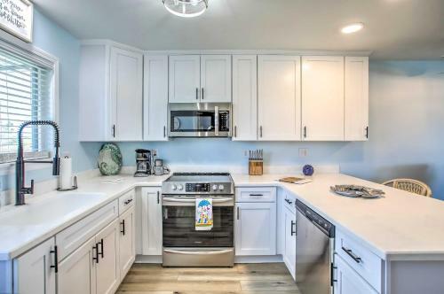 Coastal Oasis With Decks - Walk To Holden Beach