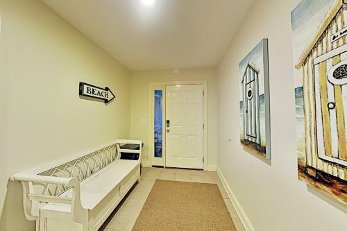 Spacious Coastal Escape - 2 Decks - Steps To Beach Home