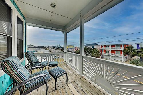 Spacious Coastal Escape - 2 Decks - Steps To Beach Home