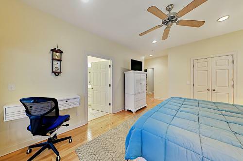 Spacious Coastal Escape - 2 Decks - Steps To Beach Home