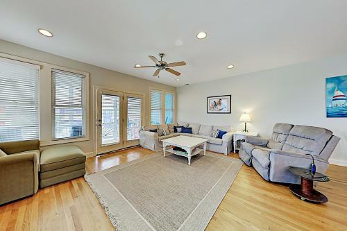 Spacious Coastal Escape - 2 Decks - Steps To Beach Home