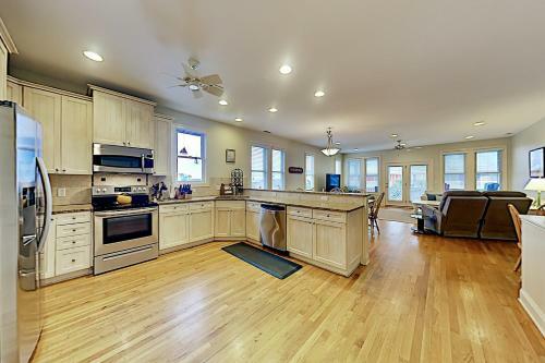 Spacious Coastal Escape - 2 Decks - Steps To Beach Home