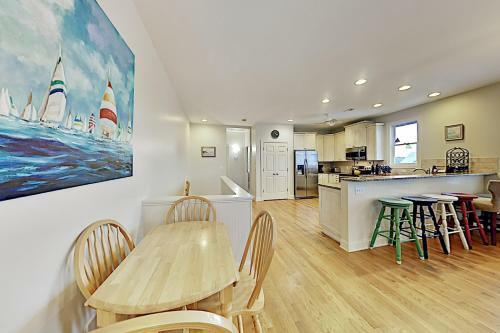 Spacious Coastal Escape - 2 Decks - Steps To Beach Home