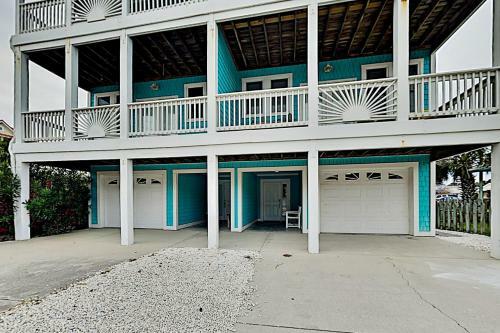 Spacious Coastal Escape - 2 Decks - Steps To Beach Home