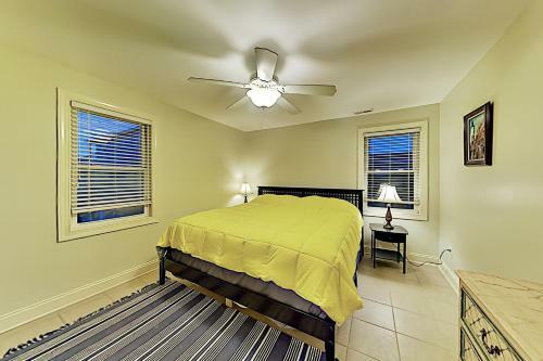 Spacious Coastal Escape - 2 Decks - Steps To Beach Home
