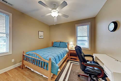 Spacious Coastal Escape - 2 Decks - Steps To Beach Home
