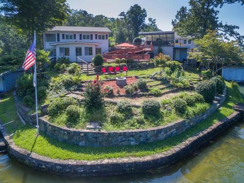 Captain's Quarters On Lake Lure