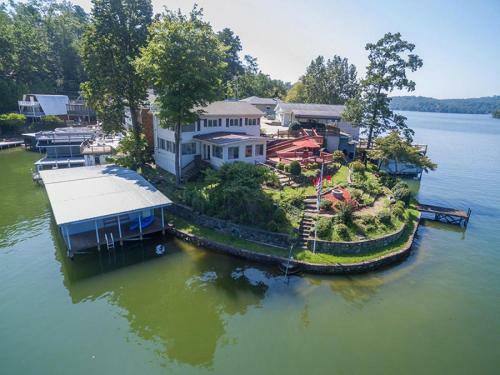 Captain's Quarters On Lake Lure