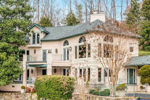 Magnificant & Private Lakefront Estate Home
