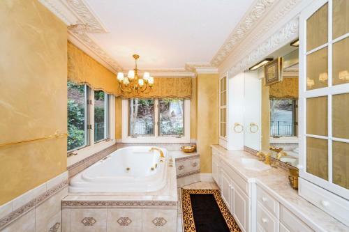 Magnificant & Private Lakefront Estate Home