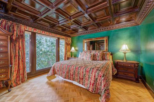 Magnificant & Private Lakefront Estate Home