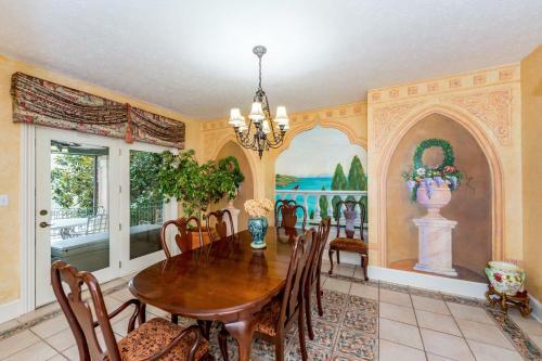 Magnificant & Private Lakefront Estate Home