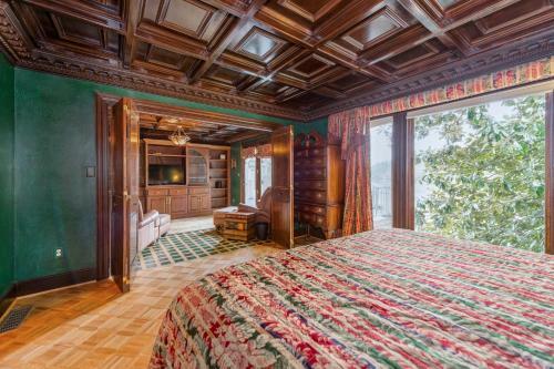Magnificant & Private Lakefront Estate Home