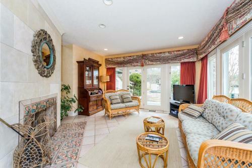 Magnificant & Private Lakefront Estate Home