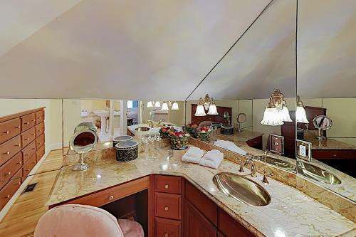Magnificant & Private Lakefront Estate Home
