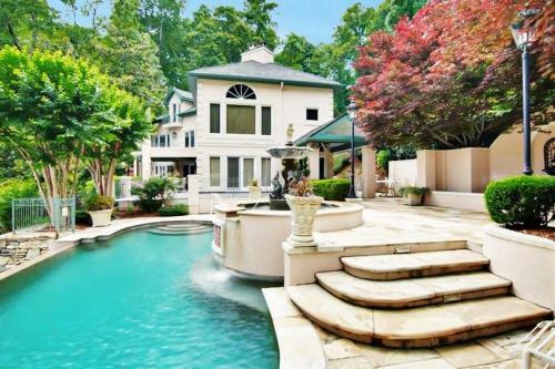 Magnificant & Private Lakefront Estate Home