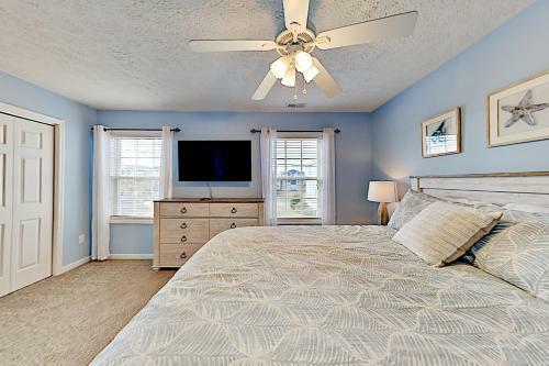 Luxe Basecamp With Balcony - 100 Yards To The Beach! Home