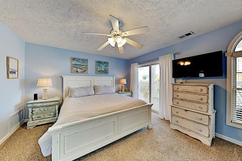 Luxe Basecamp With Balcony - 100 Yards To The Beach! Home