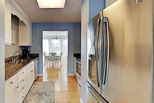 Luxe Basecamp With Balcony - 100 Yards To The Beach! Home