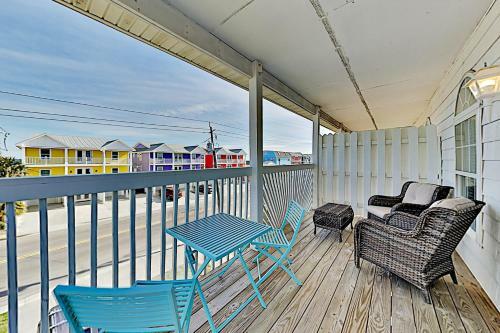 Luxe Basecamp With Balcony - 100 Yards To The Beach! Home