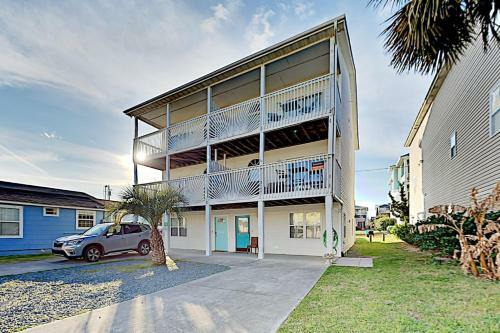 Luxe Basecamp With Balcony - 100 Yards To The Beach! Home