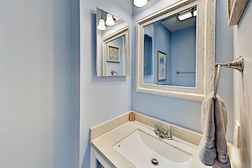 Luxe Basecamp With Balcony - 100 Yards To The Beach! Home