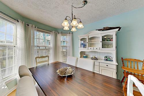 Luxe Basecamp With Balcony - 100 Yards To The Beach! Home