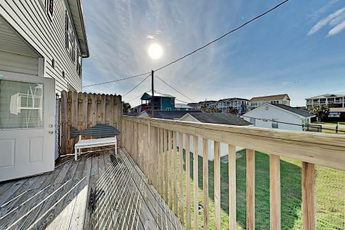 Luxe Basecamp With Balcony - 100 Yards To The Beach! Home