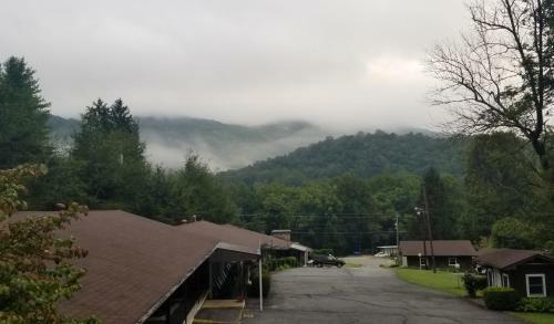 Tanglewood Motel And Log Cabins