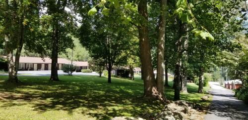 Tanglewood Motel And Log Cabins