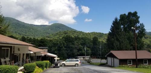 Tanglewood Motel And Log Cabins