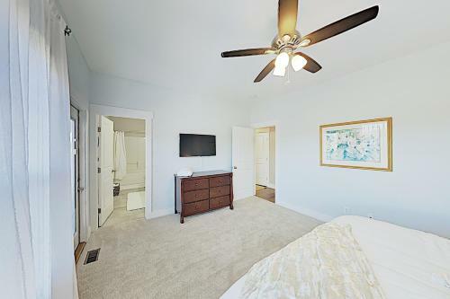 New Listing! Modern Mountain-view Getaway With Deck Home