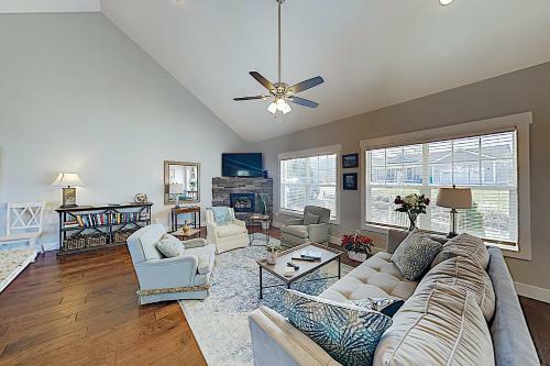 New Listing! Modern Mountain-view Getaway With Deck Home