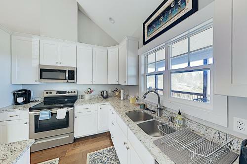 New Listing! Modern Mountain-view Getaway With Deck Home