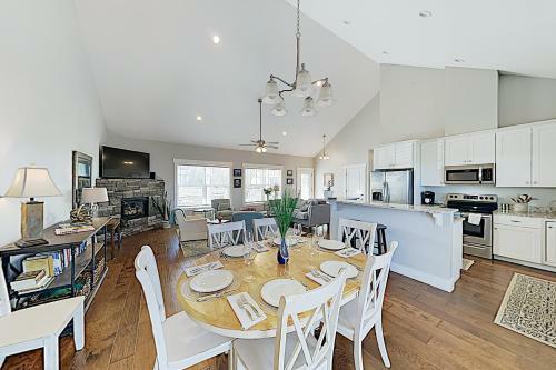 New Listing! Modern Mountain-view Getaway With Deck Home