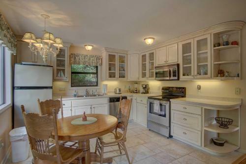 Otter Cottage Riverfront And Trailside Murphy Cabin!