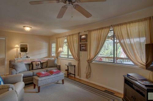 Otter Cottage Riverfront And Trailside Murphy Cabin!