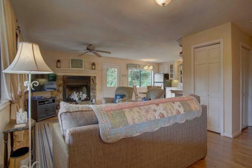 Otter Cottage Riverfront And Trailside Murphy Cabin!