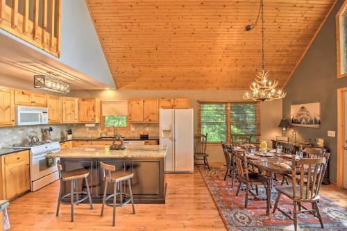 Mountaintop Murphy Cabin By Hiwassee River!