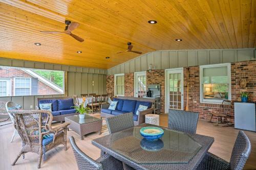 Lakefront Family Home With Dock And Ramp Access!