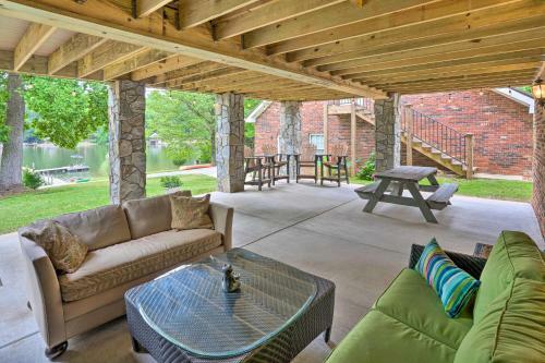 Lakefront Family Home With Dock And Ramp Access!