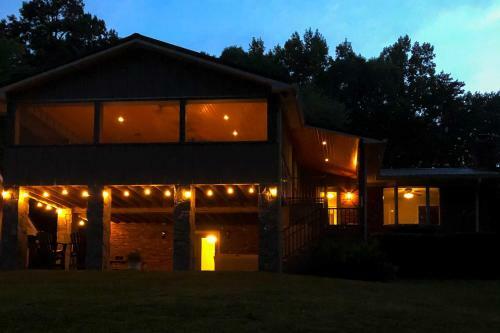 Lakefront Family Home With Dock And Ramp Access!