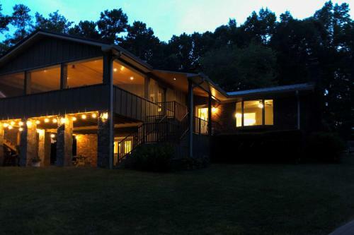 Lakefront Family Home With Dock And Ramp Access!