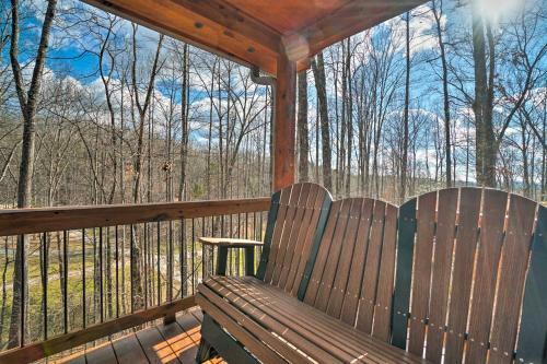 Rustic Cabin With Modern Amenities And Large Deck