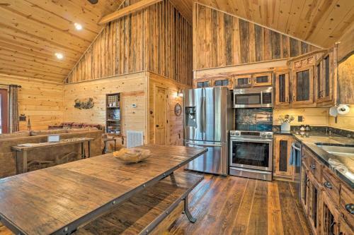 Rustic Cabin With Modern Amenities And Large Deck