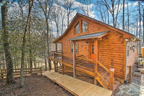 Rustic Cabin With Modern Amenities And Large Deck