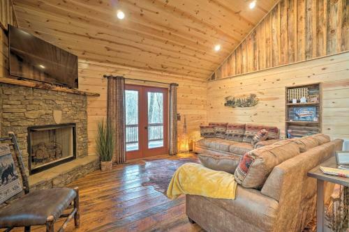 Rustic Cabin With Modern Amenities And Large Deck
