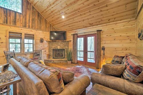 Rustic Cabin With Modern Amenities And Large Deck
