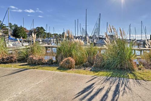 Apartamento New Bern Condo On Marina With Community Pool And More!